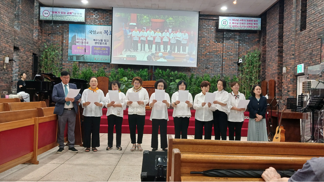 베이지색 깔끔한 기도하는 사진 배경 교회 youtube 썸네일.png