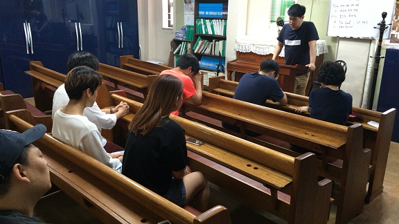 수련회 출발전 교사 기도모임.jpg